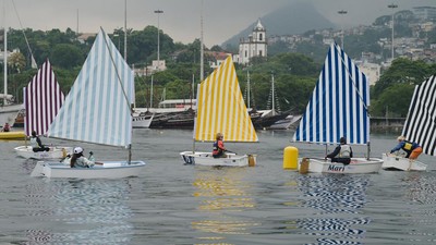 Perahu Layar Bermotif Seni Daniel Buren Warnai Regatta di Teluk Guanabara