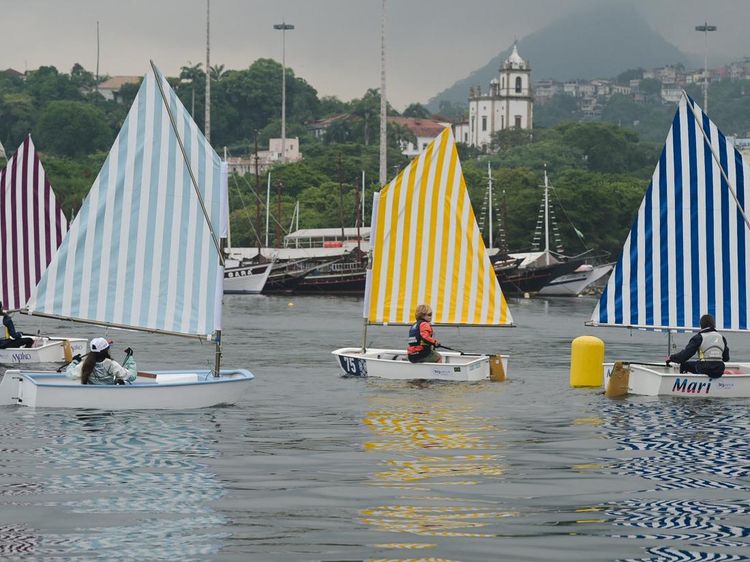 Perahu Layar Bermotif Seni Daniel Buren Warnai Regatta di Teluk Guanabara