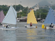 Perahu Layar Bermotif Seni Daniel Buren Warnai Regatta di Teluk Guanabara