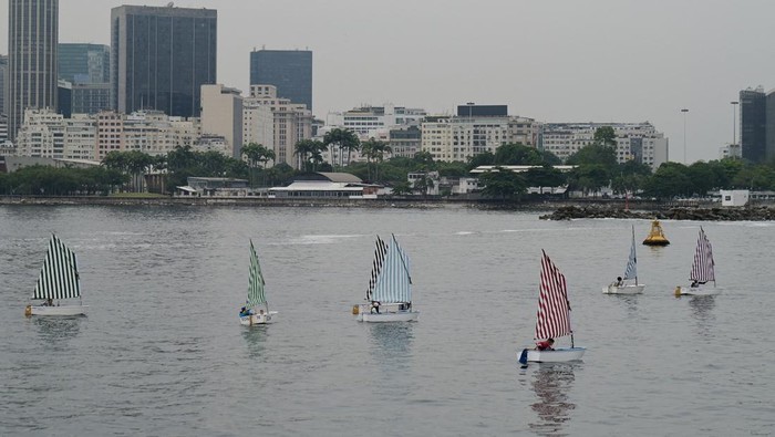 Sailboats race during a performance art installation by French contemporary artist Daniel Buren titled Voile/Toile-Toile/Voile at the Marina da Gloria sailing venue in Rio de Janeiro, Brazil, January 22, 2026. REUTERS/Tita Barros