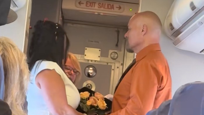 Pernikahan viral di penerbangan pesawat