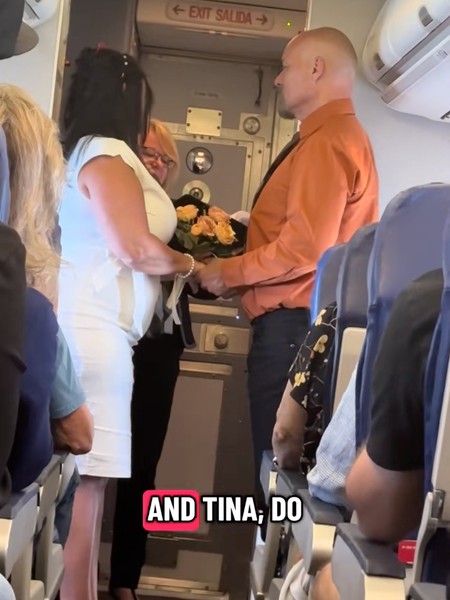 Viral Pernikahan Unik, Pasangan Ini Menikah di Tengah Penerbangan Pesawat