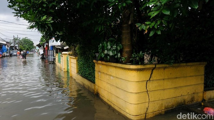 Banjir melanda Perumahan Pinang Griya, Tangerang, Banten, Jumat (23/1/2026). Banjir disebabkan jebolnya tanggul penahan Kali Angke.