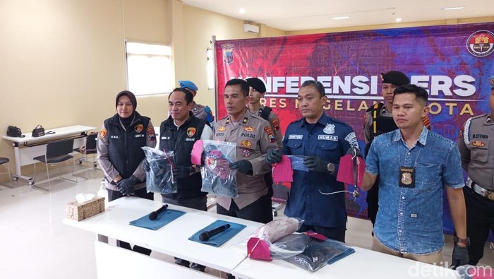 Petugas menunjukkan barang bukti kejahatan dalam rilis di Polres Magelang Kota, Jumat (23/1/2026).