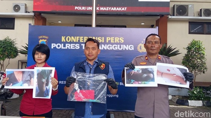 Petugas menunjukkan barang bukti pisau yang digunakan melakukan penusukan dalam rilis di Polres Temanggung, Jumat (23/1/2026).