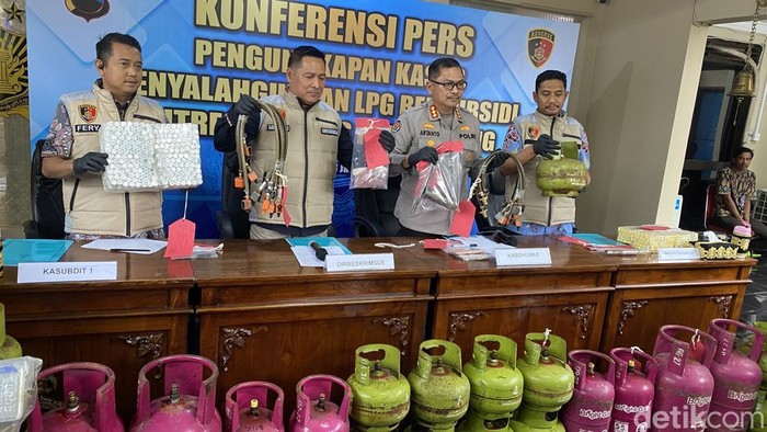 Penampakan barang bukti tabung kas kasus oplosan di Semarang, Jumat (23/1/2026).