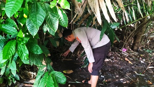 Polisi memeriksa lokasi penemuan mayat bayi laki-laki di pinggir kali Kelurahan Sekarteja, Kecamatan Selong, Lombok Timur, NTB. Jumat (23/1/2026).