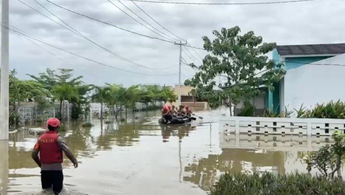 Banjir di Perumahan Green Lavender Sukawangi Bekasi, Polisi Evakuasi Warga