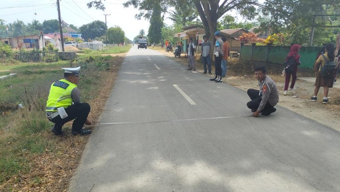 Polisi olah TKP di lokasi kecelakaan motor siswi SD dan siswi  SMP di Muna.