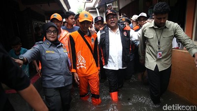 Potret Wagub Rano Karno Tinjau Banjir di Jakbar