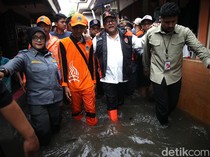 Potret Wagub Rano Karno Tinjau Banjir di Jakbar