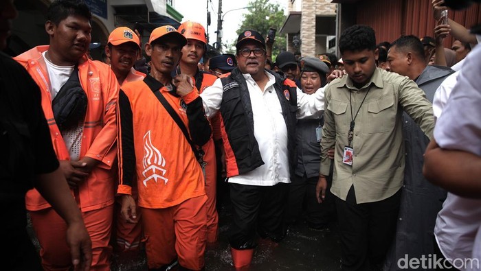 Wakil Gubernur Jakarta Rano Karno meninjau banjir di RT01/08 Kedaung Kaliangke, Taman Kota, Jakarta Barat, Jumat (23/1/2026). Permukiman tersebut mengalami banjir sekitar 30 hingga 50 cm akibat luapan kali Mookevaart.  Tampak Rano Karno dikerubuti oleh para petugas PPSU dan warga.