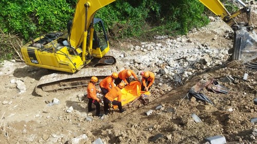 Proses evakuasi pekerja proyek tertimbun longsor di Ungasan, Badung, Jumat (23/1/2026).