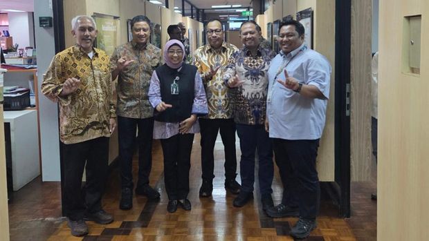 PT Merdeka Gold Resources Tbk (EMAS) melakukan serah terima hasil rehabilitasi Daerah Aliran Sungai (DAS) tahap kedua kepada Kementerian Kehutanan. (Dok. PT Merdeka Gold Resources Tbk (EMAS))