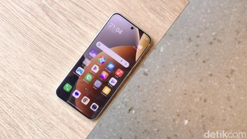 Redmi Note 15 Pro mengusung layar 6,83 inch CrystalRes AMOLED dengan resolusi 1,5K dan refresh rate 120Hz. Tingkat kecerahan tinggi 3.200 nits dan terlindungi Gorilla Glass Victus 2. Foto: Adi Fida Rahman/detikINET