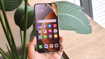 HP ini mengemas baterai berkapasitas 6.580 mAh dengan pengisian cepat 45W. Foto: Adi Fida Rahman/detikINET