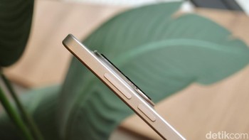 HP ini memiliki ketebalan 7,96 mm dengan bobot 210 gram. Foto: Adi Fida Rahman/detikINET