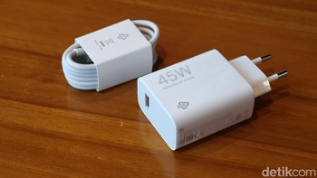 Dalam paket penjualan diberikan adaptor fast charging 45W dan kabel. Foto: Adi Fida Rahman/detikINET