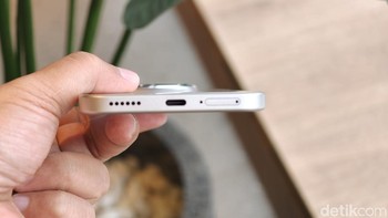 Bagian bawah terdapat speaker, port USB-C dan slot SIM card. Foto: Adi Fida Rahman/detikINET