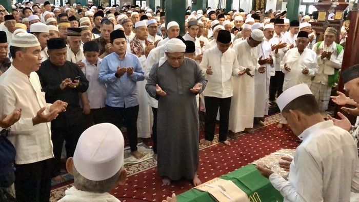 Ribuan warga salatkan jenazah Haji Alim di Masjid Agung Palembang