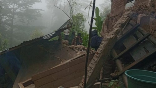 Dapur sebuah rumah di Kampung Nobo, Desa Tondong Belang, Kecamatan Mbeliling, Manggarai Barat, NTT, ambruk diterjang angin, Kamis (22/1/2026) sore. (Dok. Maksimus Nurdin)