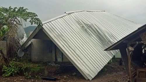 Kondisi rumah salah satu warga yang diterjang angin di Desa Belanting, Kecamatan Sambelia, Lombok Timur, NTB, Jumat (23/1/2026). foto (Dok. TSBD Belnating)