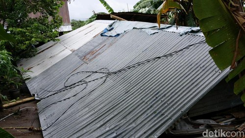 Rumah milik Dominikus Matarau yang rusak diterjang angin kencang, Kamis (22/1/2026).
