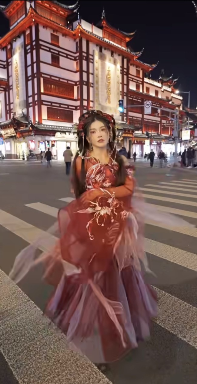 Sarwendah tampil memukau dalam balutan busana bergaya tradisional Tiongkok, Hanfu. Ia memilih busana bernuansa merah marun. Foto: Instagram/@sarwendah29