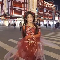 Sarwendah tampil memukau dalam balutan busana bergaya tradisional Tiongkok, Hanfu. Ia memilih busana bernuansa merah marun. Foto: Instagram/@sarwendah29