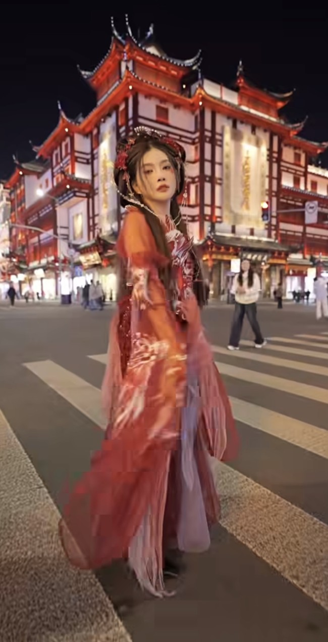 Bak artis di drama China, Sarwendah mengenakan hiasan kepala (hairpiece) bernuansa merah dan emas dengan detail bunga serta ornamen menjuntai di sisi rambut. Foto: Instagram/@sarwendah29