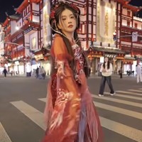 Bak artis di drama China, Sarwendah mengenakan hiasan kepala (hairpiece) bernuansa merah dan emas dengan detail bunga serta ornamen menjuntai di sisi rambut. Foto: Instagram/@sarwendah29