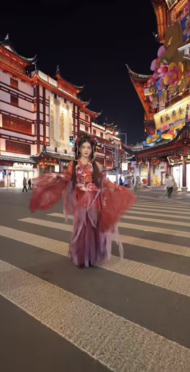 Rambut Sarwendah ditata panjang dan lurus dengan belahan tengah. Sebagian rambut dibiarkan tergerai di depan bahu. Tatanannya diberi sentuhan klasik ala putri kerajaan Tiongkok. Foto: Instagram/@sarwendah29