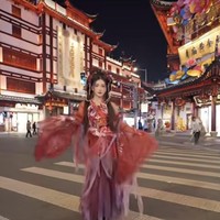 Rambut Sarwendah ditata panjang dan lurus dengan belahan tengah. Sebagian rambut dibiarkan tergerai di depan bahu. Tatanannya diberi sentuhan klasik ala putri kerajaan Tiongkok. Foto: Instagram/@sarwendah29