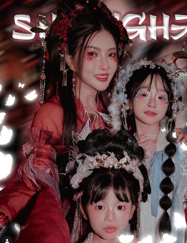 Tak hanya Sarwendah, kedua putrinya, Thalia dan Thania juga tampil kompak kenakan busana tradisional Tiongkok. Foto: Instagram/@sarwendah29