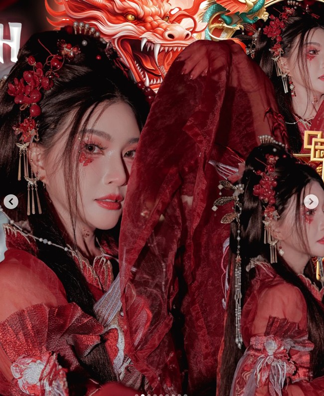 Riasan wajahnya juga dibuat unik, yang semakin memperkuat gayanya. Bagian matanya dihiasi dengan eyeshadow pink serta gambar kupu-kupu pada bagian bawahnya. Sementara bibirnya dipulas dengan lipstik merah yang membuat penampilannya makin fresh. Foto: Instagram/@sarwendah29