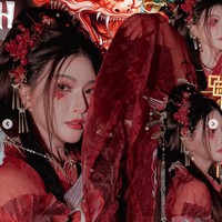 Riasan wajahnya juga dibuat unik, yang semakin memperkuat gayanya. Bagian matanya dihiasi dengan eyeshadow pink serta gambar kupu-kupu pada bagian bawahnya. Sementara bibirnya dipulas dengan lipstik merah yang membuat penampilannya makin fresh. Foto: Instagram/@sarwendah29