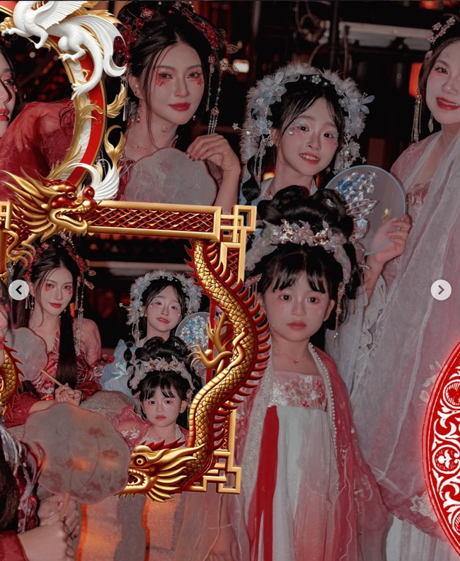 Di liburannya kali ini, putra angkatnya, Betrand Peto, tak terlihat ikut. Meski demikian ia bersama kedua putrinya tetap menikmati momen liburan mereka bersama. Foto: Instagram/@sarwendah29