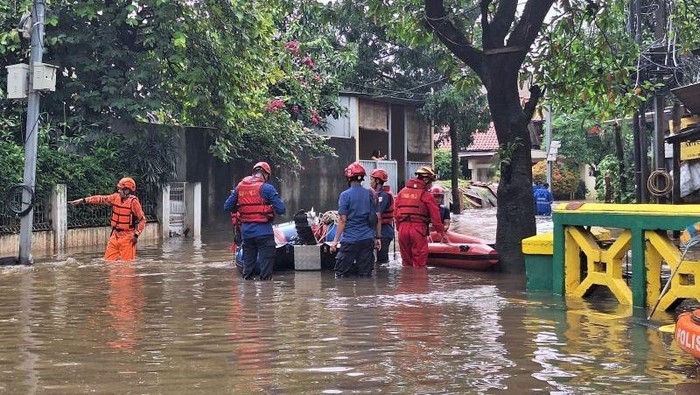 32 KK di Pondok Karya Mampang Jaksel Kebanjiran, Tinggi Air Capai 80 Cm