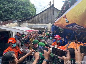 7 Kantong Jenazah Korban Jatuhnya ATR 42-500 Tiba di RS Bhayangkara Makassar