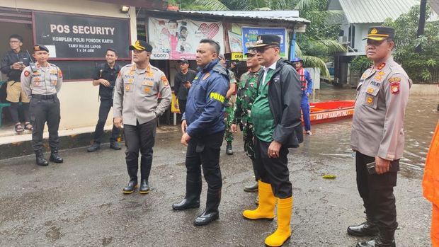 Sejumlah rumah di Pela Mampang, Jakarta Selatan (Jaksel) dilanda banjir. Polisi siagakan perahu karet untuk membantu mobilitas warga. (dok Ist)