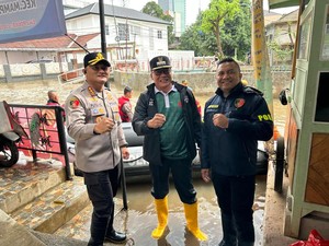 Polres Jaksel Siagakan Perahu untuk Bantu Mobilitas Warga Korban Banjir