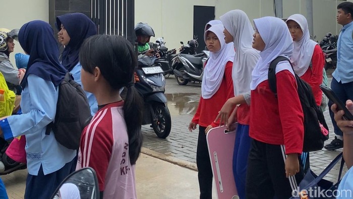 Viral SMPN di Depok Renovasi Rp 28 M tapi Siswa Bawa Meja dari Rumah
