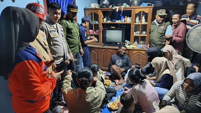 Seorang nelayan menyelamatkan 15 WNA Filipina yang terdampar selama 13 hari di laut Buol.