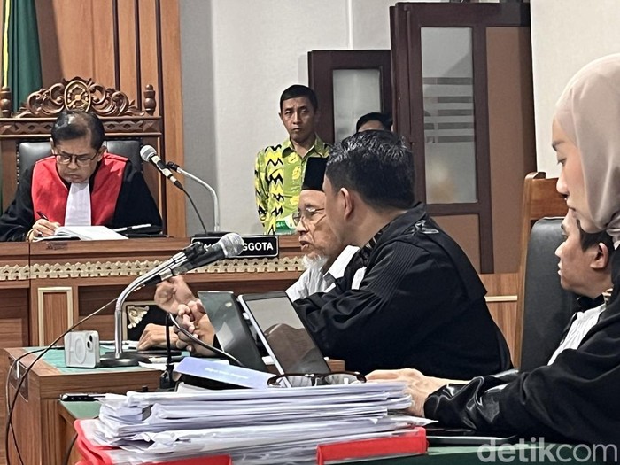 Terdakwa kasus dugaan korupsi Dana Hibah Pariwisata Kabupaten Sleman tahun 2020, Sri Purnomo di Pengadilan Negeri, Kota Jogja, Jumat (23/1/2026).