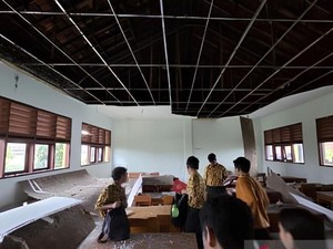 Plafon Gedung SMAN 5 Tangerang Ambruk Saat Hujan Deras, 12 Siswa Terluka