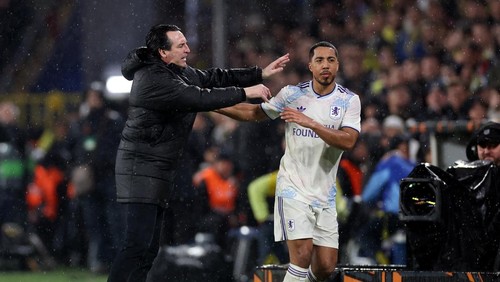 Soccer Football - UEFA Europa League - Fenerbahce v Aston Villa - Sukru Saracoglu Stadium, Istanbul, Turkey - January 22, 2026 Aston Villas Youri Tielemans clashes with manager Unai Emery as he is substituted REUTERS/Umit Bektas
