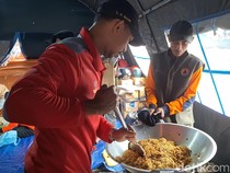 Pemkot Mataram Masak 600 Porsi Makanan untuk Warga Terdampak Banjir Rob