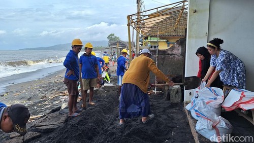 Suasana rumah warga pesisir pantai Ampenan, Mataram terdampak rob.