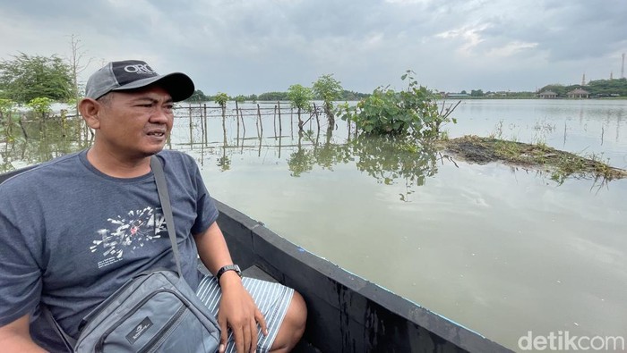 Tambak ikan di Desa Mintomulyo, Kecamatan Juwana, Pati, kebanjiran, Jumat (23/1/2026).