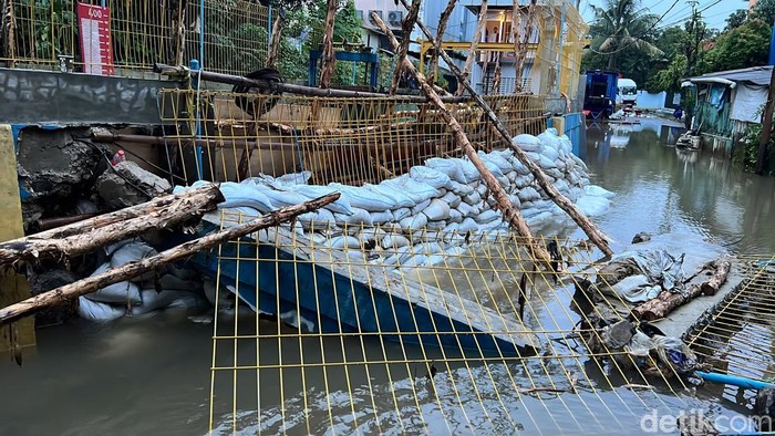 Sempat Jebol, Tanggul di Petogogan Jaksel Ditambal Karung Pasir